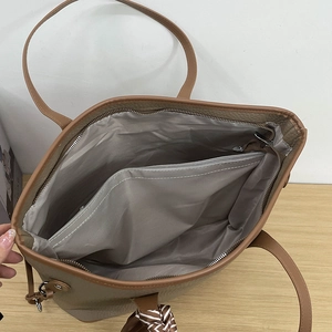 Geräumiger khakifarbener Shopper innen mit grauem Futter, Reißverschluss und Seidenschal