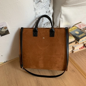 Grande borsa tote leopardata marrone in pelle scamosciata opaca con tracolle nere moda 2025
