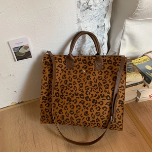 Grande borsa tote leopardata con manici marroni e tracolla lunga rimovibile