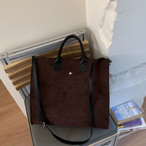 Grande borsa tote leopardata marrone scuro in scamosciato con tracolla in pelle