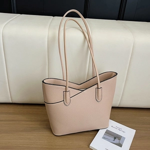 Élégant sac cabas en cuir grainé beige pour femme avec design minimaliste à l'épaule