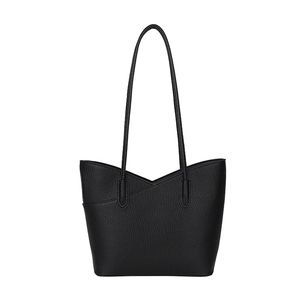 Sac fourre-tout minimaliste en cuir noir avec bord en V et longues bandoulières
