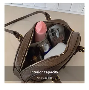 Vue de dessus de l'intérieur spacieux d'un sac tissé marron avec mobile et cosmétique