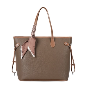Große braune Tote-Tasche aus Kunstleder mit gemustertem Seidenschal und Trageriemen
