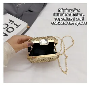 Dettaglio mini borsa da sera con strass di cristallo e struttura interna spaziosa
