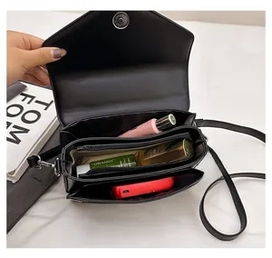Détail interne montrant la structure à triple compartiment et le rangement de ce sac noir