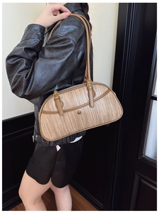 Vue latérale du sac porté épaule tissé marron avec détails en cuir et boucles rétro