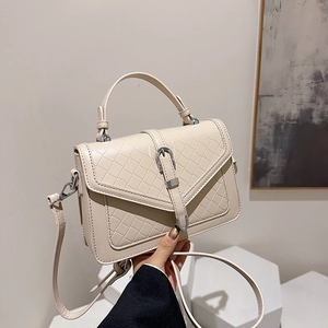 Sac à main beige bicolore avec motif tissé en losanges et bandoulière réglable