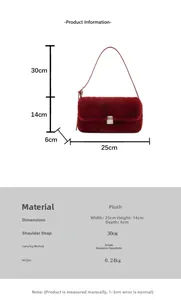 Détail du sac bandoulière en peluche rouge avec dimensions 25x14x6cm et fermoir métal