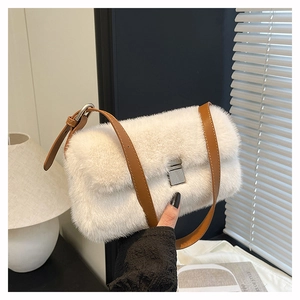 Détail du sac à bandoulière en fausse fourrure blanche avec sangle marron et fermoir argent