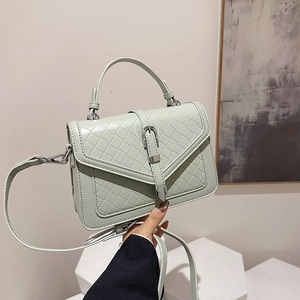 Sac bandoulière chic vert menthe avec rabat tissé et bandoulière argentée