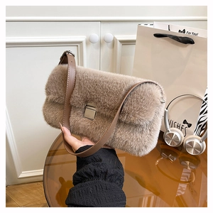 Vue détaillée du sac à épaule en fausse fourrure avec boucle et bandoulière
