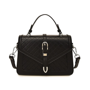 Sac à main noir avec texture tressée, boucle argentée et bandoulière amovible