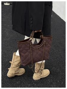 Détail du sac cabas matelassé marron foncé avec bandoulière en chaîne dorée
