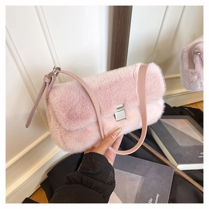 Détail d'un sac à bandoulière en fausse fourrure rose clair avec fermoir en métal argenté