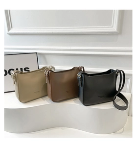 Trois sacs bandoulière minimalistes en cuir PU en kaki, marron et noir