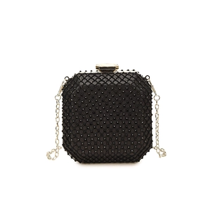 Elegante pochette ottagonale con perline nere e tracolla a catena dorata su sfondo bianco