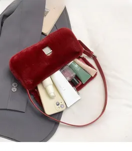 Vue intérieure du sac fourre-tout en peluche rouge foncé avec un grand espace de rangement