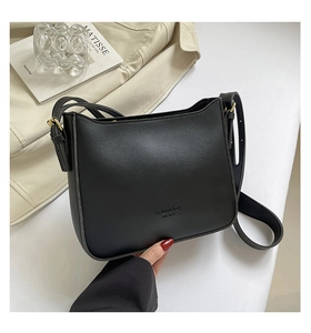 Détail du sac rétro noir avec logo doré New York et bandoulière ajustable