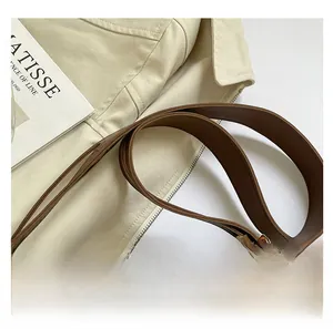 Détail de la large bandoulière confortable d'un sac à bandoulière vintage marron foncé