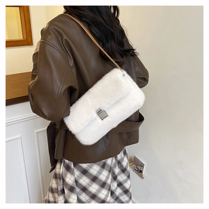 Sac à épaule en peluche blanche avec boucle en métal argenté et bandoulière en cuir