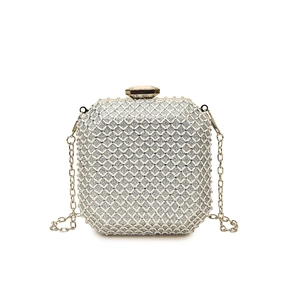 Borsa da sera con paillettes argento, chiusura a gemma dorata e trama a rombi