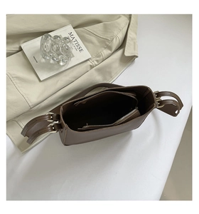 Détail du sac bandoulière en cuir marron foncé avec sangles réglables et poche zippée interne