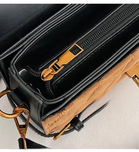 Makroansicht der Handtasche mit Vintage-Gold-Reißverschluss und Lederbeschaffenheit