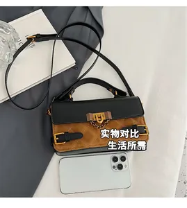 Detail der Handtasche mit Patchwork-Design, Steppstruktur und goldenem Gebissverschluss