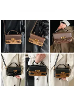 Modell trägt verschiedene Taschen in Kontrastfarben mit Kette und Metallverschluss-Details