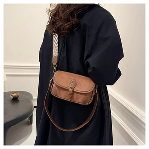 Details der braunen Wildledertasche mit Bohème-Gurt und Retro-Schnallenverschluss