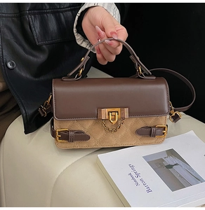 Details der Vintage-Umhängetasche mit braunem Lederkontrast und Steppmuster-Textur