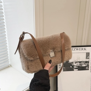 Sac bandoulière minimaliste en laine d'agneau kaki avec bandoulière en cuir brun et boucle métal
