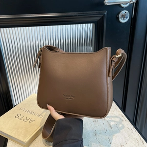 Sac hobo vintage marron en similicuir avec large bandoulière et lettrage tendance