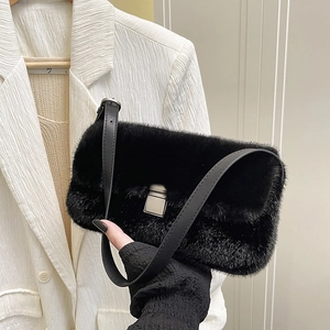 Sac à épaule minimaliste en fausse fourrure noire avec bandoulière en cuir chic et moderne