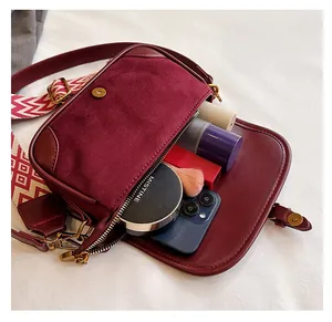 Innenansicht der burgunderroten Ledertasche mit Webriemen und großem Stauraum