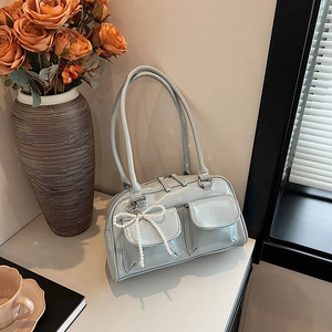 Sac à bandoulière en cuir verni bleu clair avec pendentif nœud en perles et deux poches