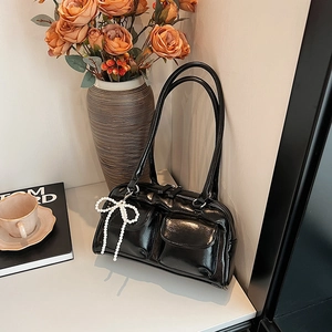 Sac à bandoulière noir verni chic avec poches avant doubles et pendentif nœud perlé