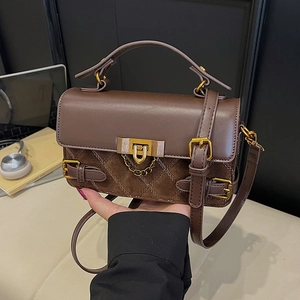 Retro Umhängetasche in Braun mit Kontrast-Patchwork, Rautensteppung und Goldschließe