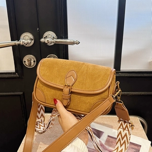 Braune Wildleder-Baguette-Tasche mit gemustertem breitem Gurt und goldener Schnalle