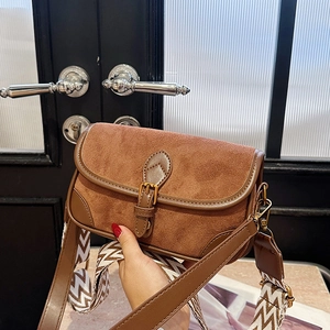 Braune Wildleder-Baguette-Tasche mit Zickzack-Gurt und Metallschnalle im Vintage-Stil