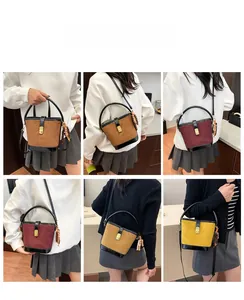 Vues détaillées du sac seau matelassé vintage en daim mat avec pompon ethnique et détails dorés