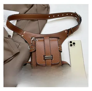 Comparaison de taille d'un sac banane en cuir marron avec un smartphone de style rétro