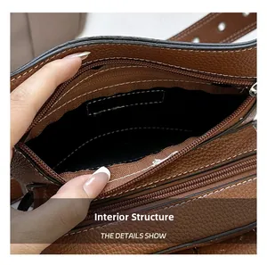 Détails de la structure interne et poches multicouches du sac à main en cuir marron