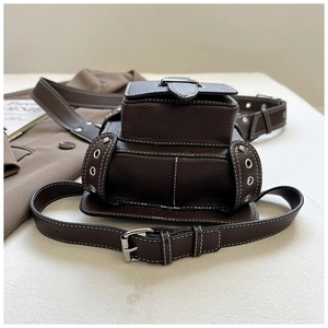 Vue détaillée du sac en cuir grainé marron foncé avec coutures blanches et boucles argentées