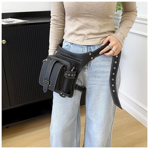 Vue détaillée du sac de jambe utilitaire en cuir noir avec œillets métalliques et poches
