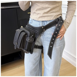 Détail de la sacoche de cuisse en cuir noir avec coutures blanches et ceinture à œillets
