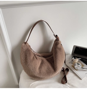 Détail du sac hobo en fausse fourrure marron avec bandoulière et poignée en cuir réglables