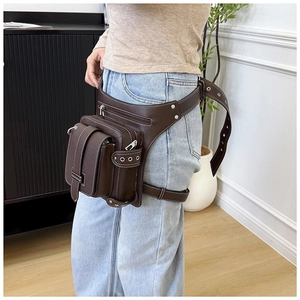 Détail du sac de jambe en cuir marron foncé avec texture litchi et rivets argentés