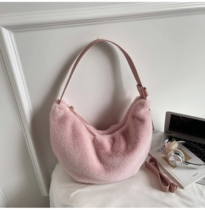 Détail du sac croissant en peluche rose avec bandoulière réglable en cuir et texture douce